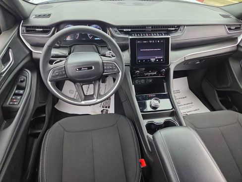 Used 2025 Jeep Grand Cherokee L Laredo RWD image 9