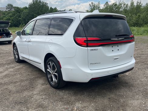 Used 2021 Chrysler Pacifica Pinnacle AWD/4WD image 12
