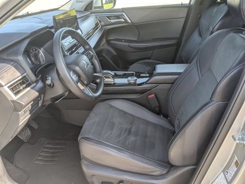 Used 2025 Mitsubishi Outlander SE AWD/4WD image 13