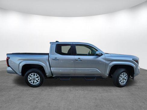 Used 2025 Toyota Tacoma SR5 AWD/4WD image 4