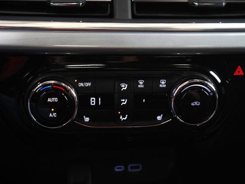 Used 2024 Chevrolet Trax LT w/ Sunroof Package image 23