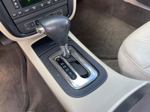 Used 1999 Lincoln Continental image 18