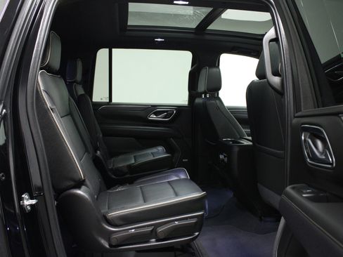 Used 2024 GMC Yukon XL SLT w/ SLT Premium Package image 16