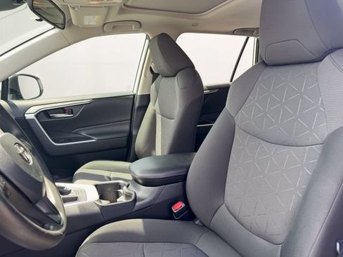 Used 2019 Toyota RAV4 XLE FWD image 15