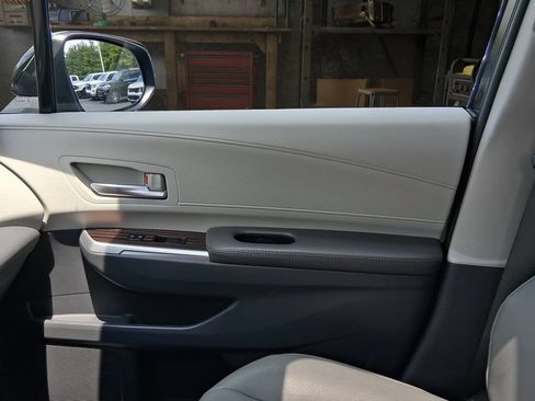 Used 2023 Toyota Sienna XLE FWD image 14