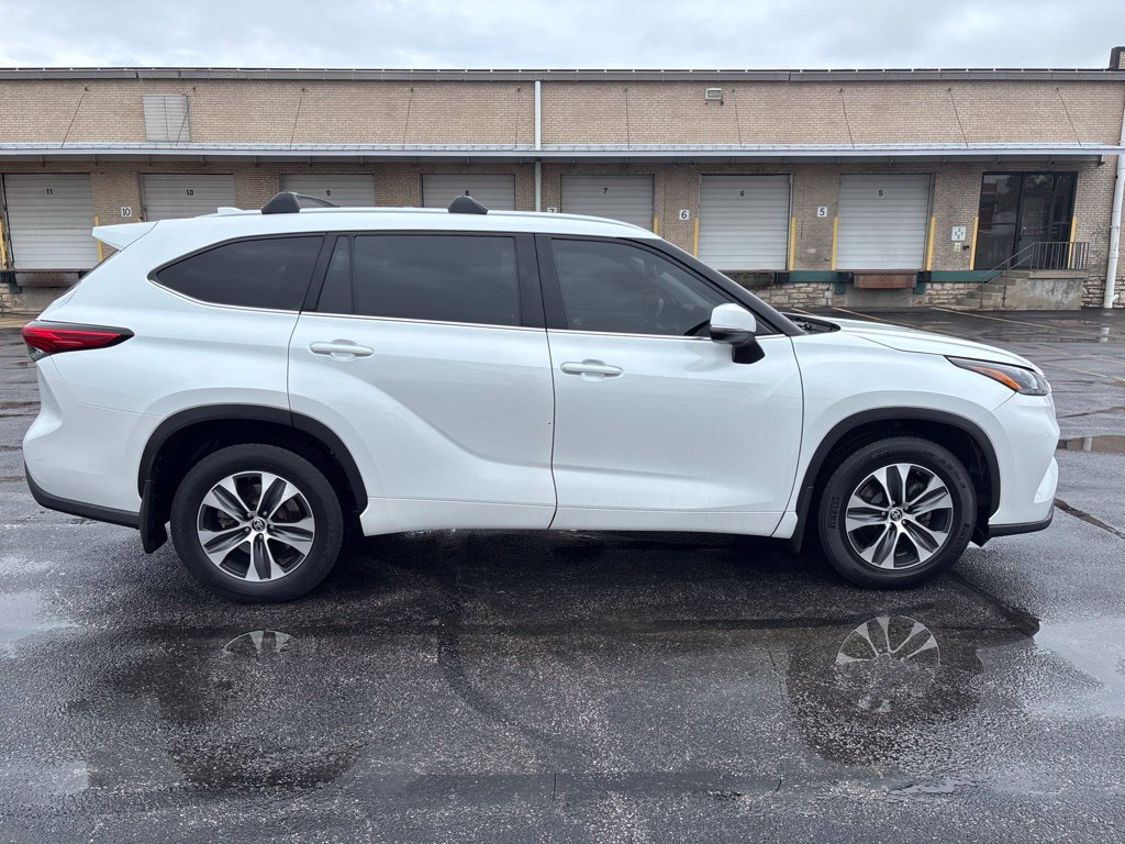 Used 2022 Toyota Highlander XLE AWD/4WD image 2