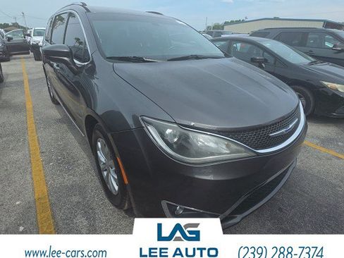 Used 2019 Chrysler Pacifica Touring-L FWD image 3