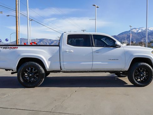 Used 2018 Toyota Tacoma TRD Sport image 9