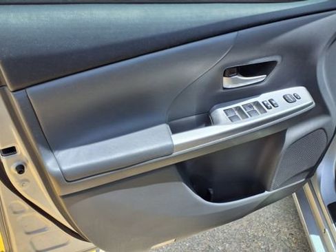 Used 2012 Toyota Prius V Five FWD image 17