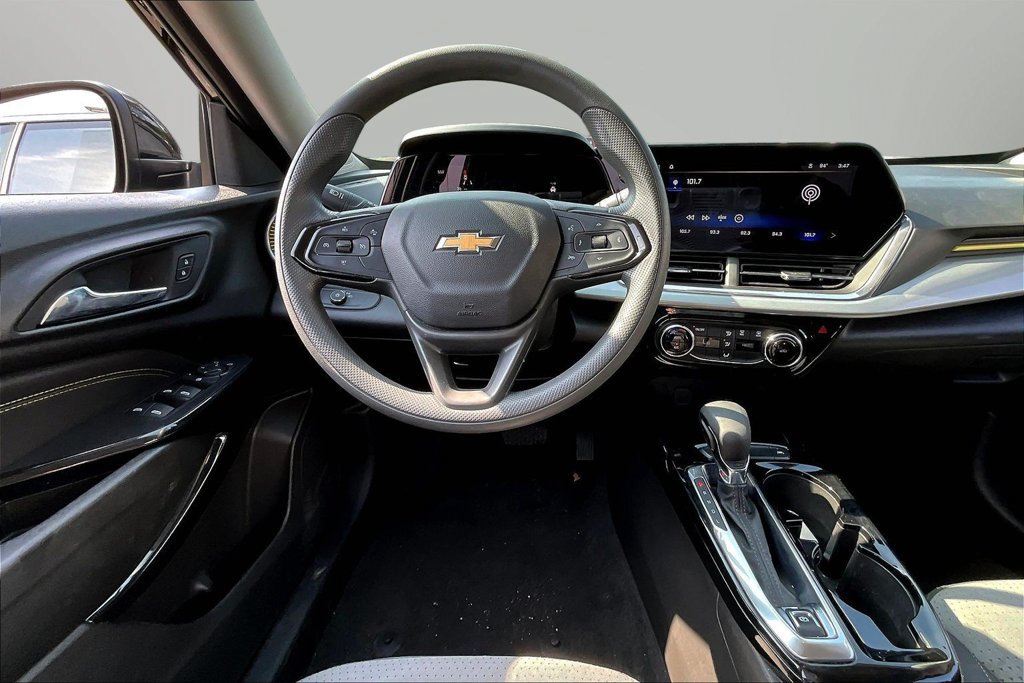 Used 2025 Chevrolet Trax LT FWD image 8