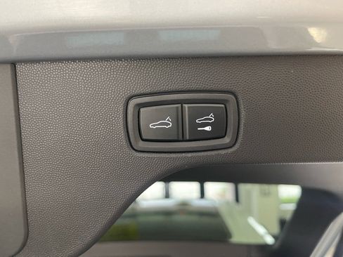 Used 2025 Porsche Macan 4S Electric AWD/4WD image 34