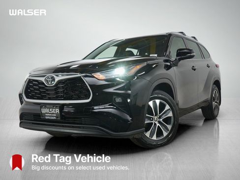Used 2024 Toyota Highlander XLE image 1