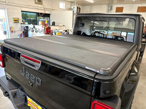 Used 2021 Jeep Gladiator Sport image 64