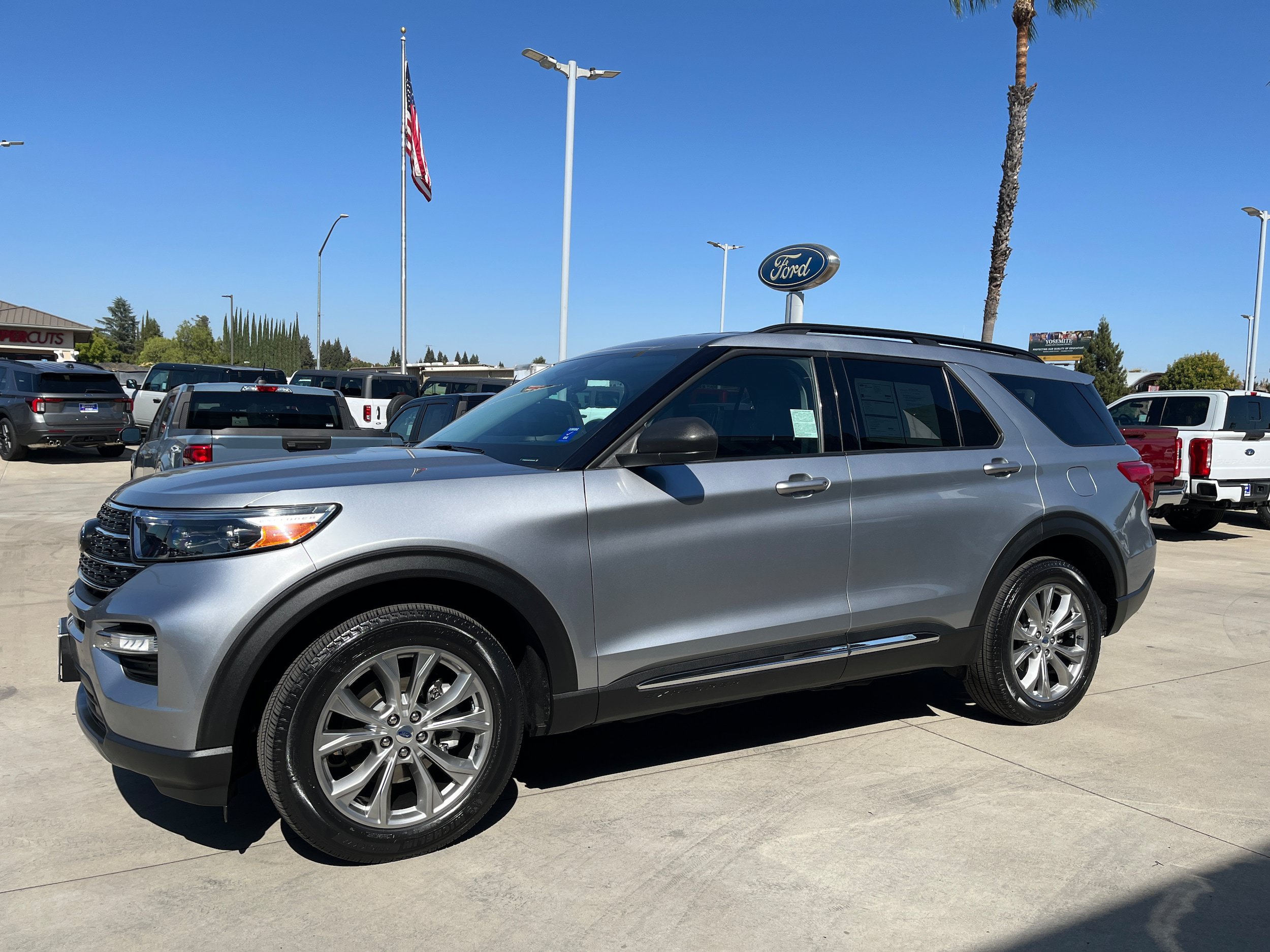 Certified 2023 Ford Explorer XLT w/ Equipment Group 202A AWD/4WD image 2