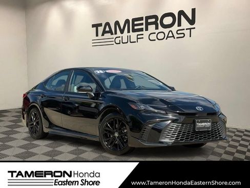 Used 2025 Toyota Camry SE FWD image 1