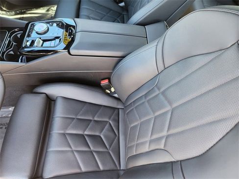 Used 2025 BMW 530i xDrive image 8