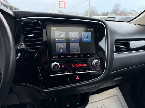 Used 2020 Mitsubishi Outlander SE image 45