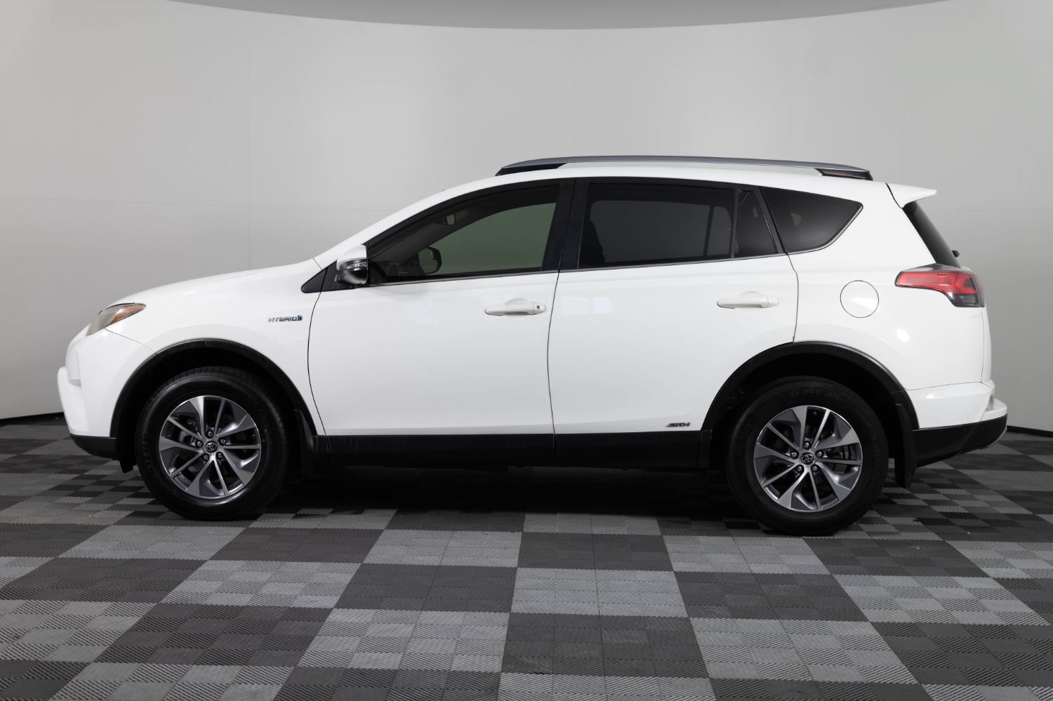 Used 2018 Toyota RAV4 XLE w/ Carpet Mat Package AWD/4WD image 3