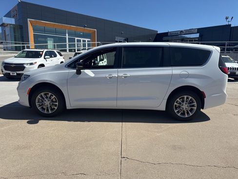 New 2026 Chrysler Pacifica Select AWD/4WD image 2