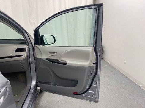 Used 2012 Toyota Sienna LE image 30