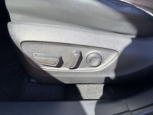Used 2023 Toyota Highlander XLE AWD/4WD image 10