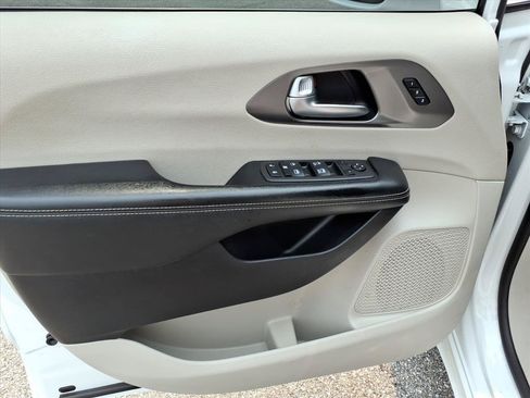Used 2022 Chrysler Pacifica Touring-L FWD image 14