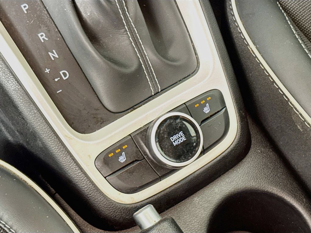 Certified 2024 Hyundai Venue Limited FWD image 21