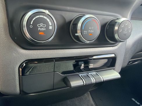 Used 2019 RAM 1500 Big Horn AWD/4WD image 40