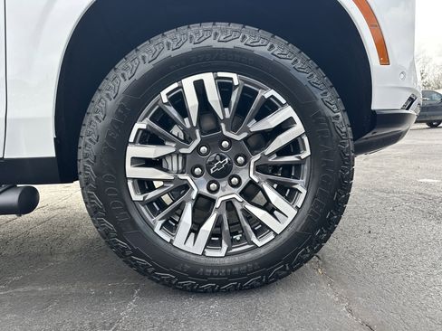 New 2026 Chevrolet Suburban Z71 image 14