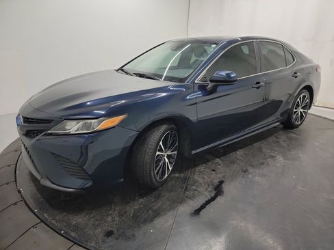 Used 2019 Toyota Camry SE image 3