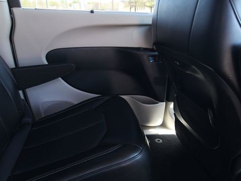 Used 2024 Chrysler Pacifica Touring-L FWD image 35