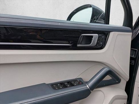 Used 2022 Porsche Cayenne image 13