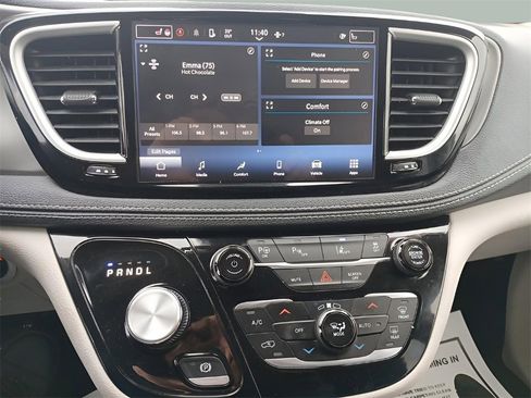Used 2023 Chrysler Pacifica Touring-L image 21