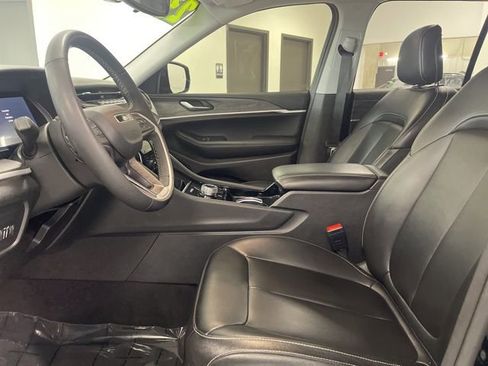 Used 2023 Jeep Grand Cherokee Limited image 17