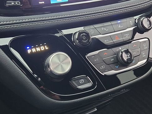Used 2024 Chrysler Pacifica Touring image 26