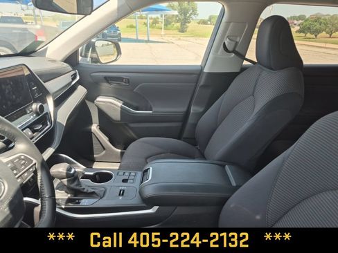 Used 2024 Toyota Highlander LE FWD image 21