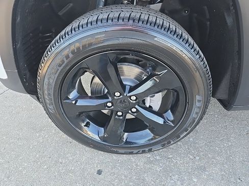 New 2025 Jeep Grand Cherokee Altitude image 24