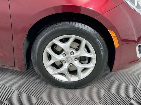 Used 2018 Chrysler Pacifica Touring Plus w/ Tire & Wheel Group FWD image 20