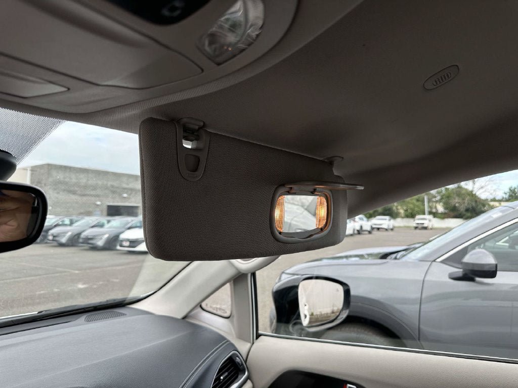 Used 2024 Chrysler Pacifica Limited FWD image 17