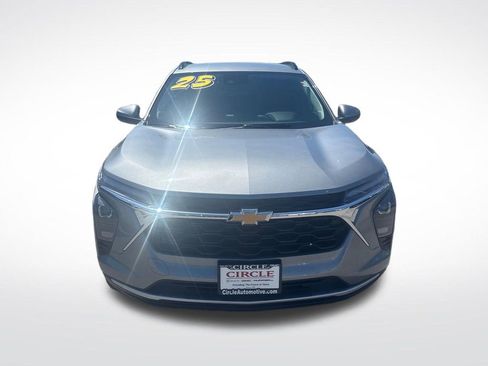 Used 2025 Chevrolet Trax LT w/ LT Convenience Package FWD image 12