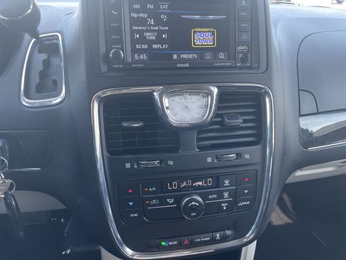 Used 2016 Chrysler Town & Country Touring FWD image 20
