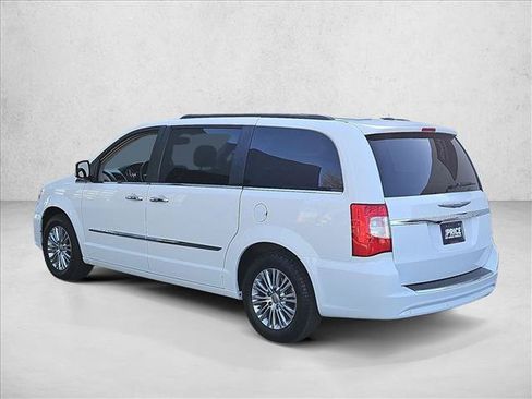 Used 2016 Chrysler Town & Country Touring-L FWD image 8