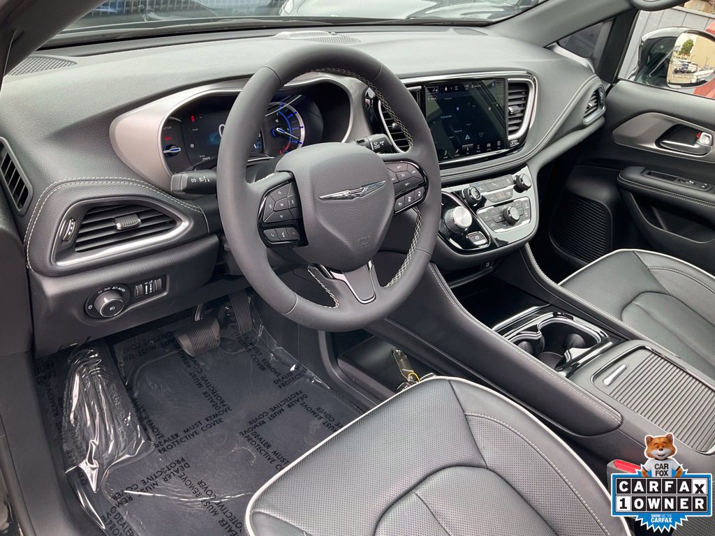 Used 2023 Chrysler Pacifica Limited w/ Uconnect Theater Family Group FWD image 6