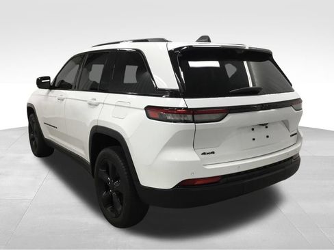 Used 2023 Jeep Grand Cherokee Limited w/ Luxury Tech Group II AWD/4WD image 12