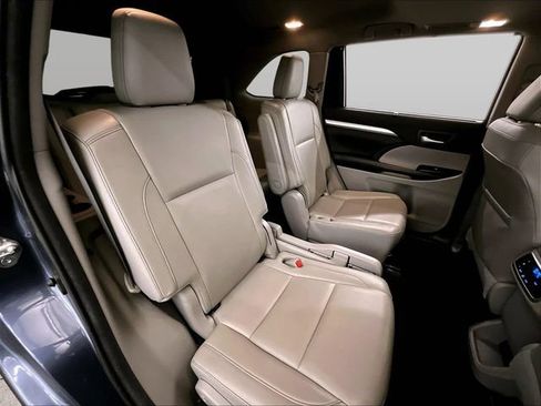Used 2018 Toyota Highlander XLE AWD/4WD image 27