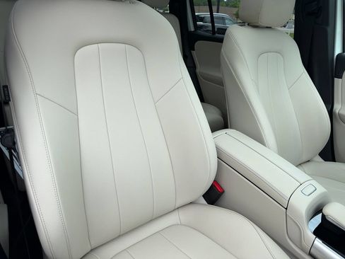 Used 2022 Mercedes-Benz GLB 250 w/ Premium Package image 38