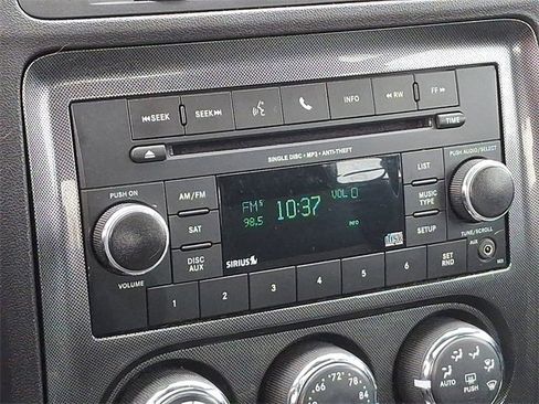 Used 2014 Dodge Challenger SXT image 3