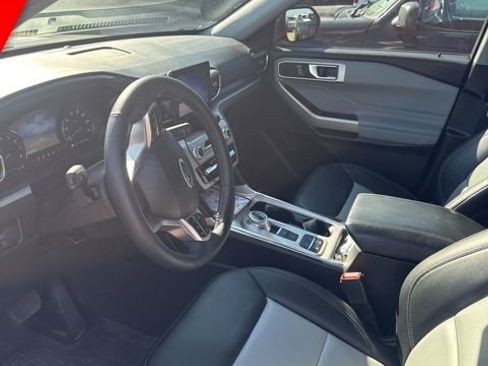 Used 2024 Ford Explorer XLT w/ Equipment Group 202A image 9