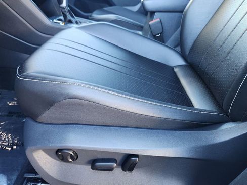 Certified 2024 Volkswagen Tiguan SE image 9