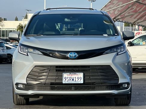 Used 2025 Toyota Sienna XLE Woodland Edition image 10